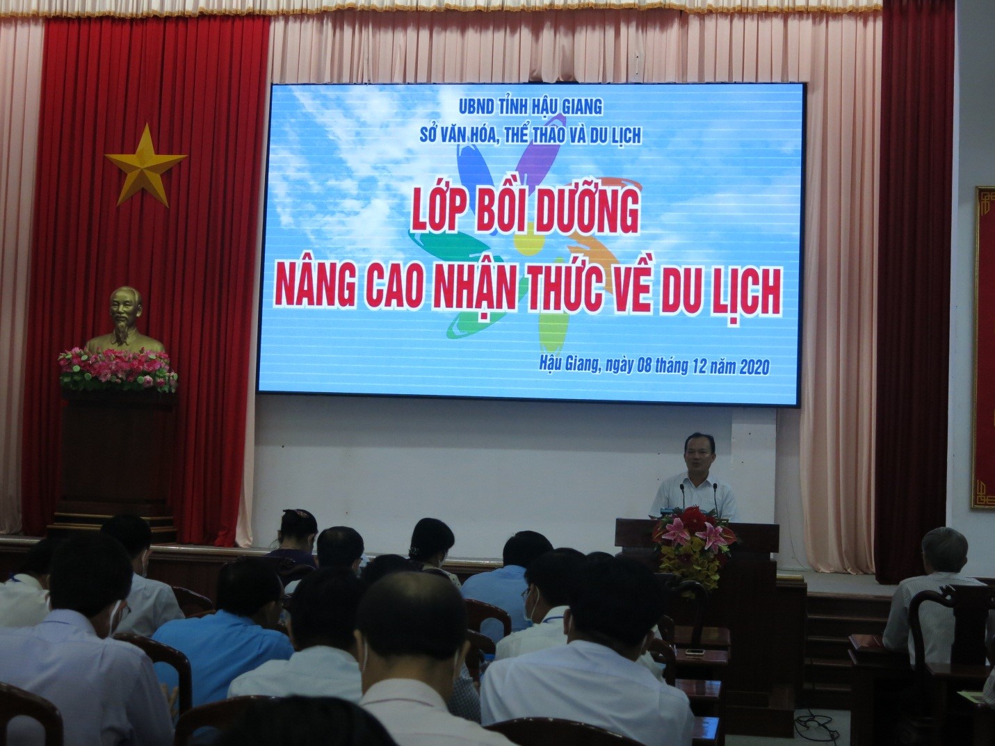 Ông Nguyễn Văn Hòa, Phó Chủ tịch UBND tỉnh, Giám đốc Sở Văn hóa, Thể thao và Du lịch phát biểu tại lớp bồi dưỡng.